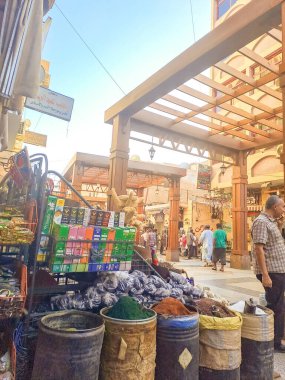 Aswan - Mısır - 12 Haziran 2023: Egiptian Baharatları ve Bitkileri Nubian Köyündeki Geleneksel Arap Doğu Pazarı 'nda. Aswan. Mısır. Afrika. Yüksek kalite fotoğraf
