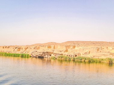 Nil 'in kıyısındaki mezarlar. Mısır, Afrika 'daki Aswan' da Nil 'in doğu kıyısında mimarlık. Yüksek kalite fotoğraf