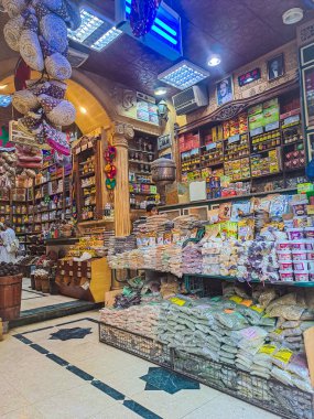 Aswan - Mısır - 12 Haziran 2023: Egiptian Baharatları ve Bitkileri Nubian Köyündeki Geleneksel Arap Doğu Pazarı 'nda. Aswan. Mısır. Afrika. Yüksek kalite fotoğraf