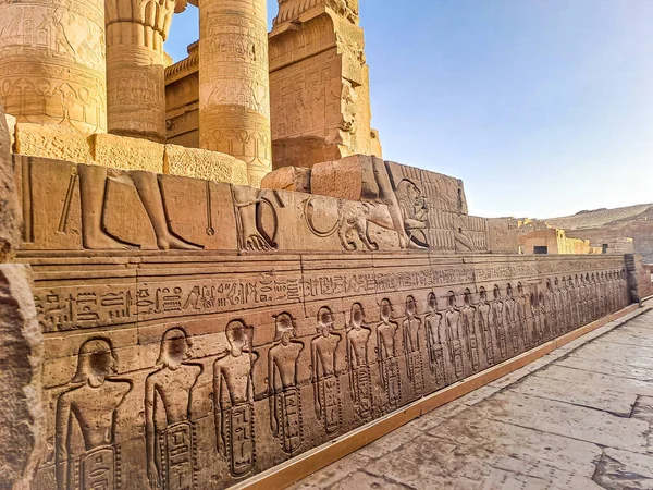 Kom Ombo, Mısır, Kom Ombo Tapınağı 'nın Mısır, Afrika' daki Nil Nehri boyunca manzarası. Yüksek kalite fotoğraf