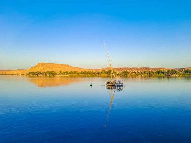 Nil, Aswan, Mısır 'da yelkenli teknesi olan güzel bir Nil manzarası. Yüksek kalite fotoğraf