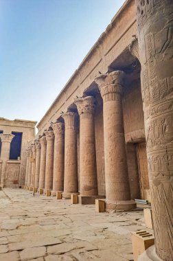 Edfu, Horus 'un Batlamyus Tapınağı ve antik bir yerleşim yeridir. Mısır. Edfu ayrıca Idfu 'yu heceledi ve antik çağlarda Behdet olarak bilinirdi. Yüksek kalite fotoğraf