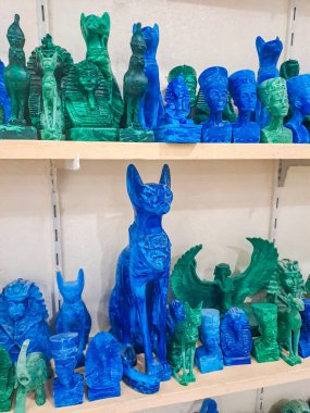 Mısır hatıra koleksiyonu, Luxor 'daki bir dükkanda bulunan el yapımı en iyi el yapımı eserler. Kediler. Mısır. Yüksek kalite fotoğraf