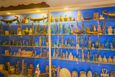 Mısır hatıra koleksiyonu, Luxor 'daki bir dükkanda bulunan el yapımı en iyi el yapımı eserler. Mısır. Yüksek kalite fotoğraf