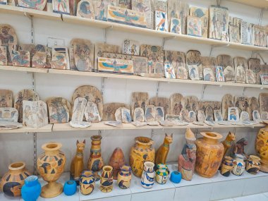 Mısır hatıra koleksiyonu, Luxor 'daki bir dükkanda bulunan el yapımı en iyi el yapımı eserler. Mısır. Yüksek kalite fotoğraf