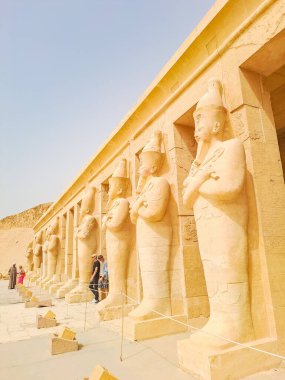 Luxor - Mısır - 9 Haziran 2023: Luxor şehrindeki Kraliçe Hatshepsut Tapınağı, Yukarı Mısır, Afrika. Panoramik pankart bölümü. Yüksek kalite fotoğraf