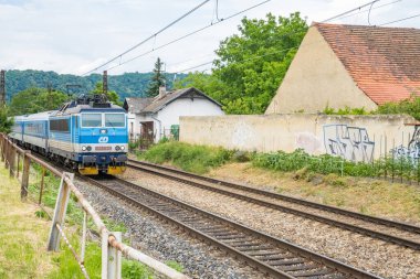 Prag - Çek - 16 Temmuz 2023: Prag treni. Çitin duvarındaki duvar yazısının arka planına karşı. Yüksek kalite fotoğraf