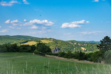 Sredoczech manzarasının panoramik yaz manzarası. Zadni Treban yakınlarında, Çek. Yüksek kalite fotoğraf