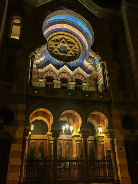 Prag Sinagogu Gece Mavi Turuncu Şeritli Duvar Yüksek Kalite Fotoğraf — Stok fotoğraf