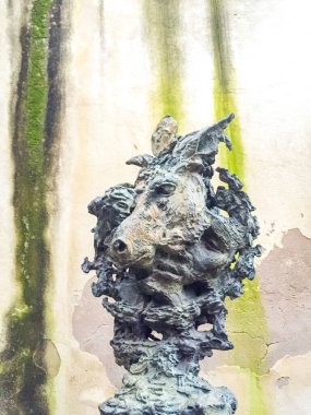 Verona- İtalyan- 30 Aralık 2019 Bir ejderha ve bir adamın heykeli, Verona. Yüksek kalite fotoğraf