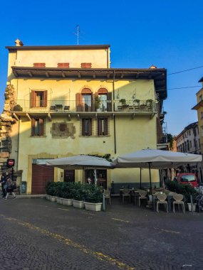 Verona - İtalya - 30 Aralık 2019: İtalya 'nın Verona kentindeki restoran. Yüksek kalite fotoğraf