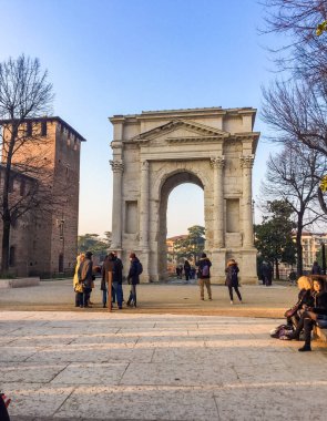 Veronab- Italy- 30 Şubat 2019b: Arco dei Gavi İtalya 'nın Veneto bölgesindeki Adige nehri manzarası üzerindeki Verona' nın ünlü tarihi simgesi. Kemer. Yüksek kalite fotoğraf