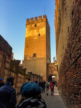 Verona - İtalya - 30 Aralık 2019: Adige Nehri ve güçlendirilmiş köprü Verona Castel Vecchio Köprüsü Ponte di Castelvecchio veya Ponte Scaligero. Verona, İtalya. Yüksek kalite fotoğraf