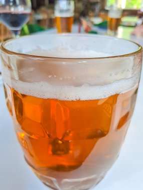 Eskimiş arka planda bardakta czech birası. Yüksek kalite fotoğraf