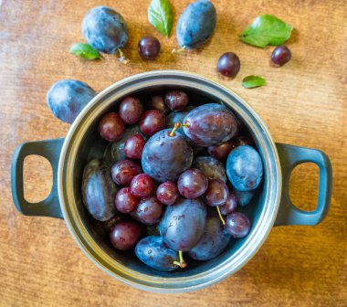 Faydalı detoks meyve suyu, erik, nane ve tarçın karışımı. Yüksek kalite fotoğraf