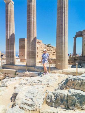 Lindos Harabeleri, Rodos, Dodecanese Adaları, Yunan Adaları, Yunanistan. Lindos Akropolü, Rodos, Yunanistan 'ın antik mimarisi. - Evet. Yüksek kalite fotoğraf