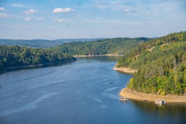 Vltava Nehri 'nin güzel manzarası ve Zvikov Kalesi yakınlarındaki orman, tekne nehirde yüzüyor. Balıkçılar Balık Yakalıyor. Çek Cumhuriyeti. Yüksek kalite fotoğraf