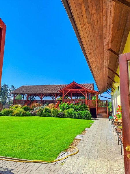 Деревянная газировка во дворе возле сарая в осенний солнечный день. Пергола. Высокое качество фото