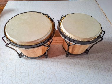 Beyaz bir arka planda izole edilmiş Bongo Davulları. Latince perküsyon. Yüksek kalite fotoğraf