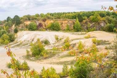 Beroun yakınlarında sonbahar havasında kum dağları olan geniş çaplı açılış mayınları. Çek malı. Yüksek kalite fotoğraf