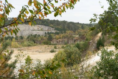 Beroun yakınlarında sonbahar havasında kum dağları olan geniş çaplı açılış mayınları. Çek malı. Yüksek kalite fotoğraf