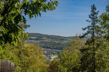 Dağdan Berun şehrine gökyüzünde uçaklardan güzel bir desenle bakın. Çek Cumhuriyeti 'nin orta Bohemya Bölgesi' nin Beroun ilçesine bağlı belediye ve köy.