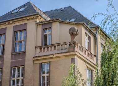 Tipik balkonları ve pencereleri olan geleneksel Çek evinin ön cephesi. Beroun. Yüksek kalite fotoğraf