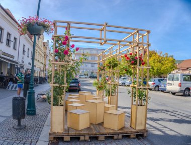 Beroun- Çek- 2 Ekim 2023 Beroun 'da dinlenmek için çiçekli ahşap çardak. Çek malı. Yüksek kalite fotoğraf