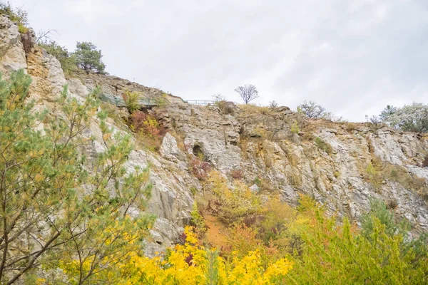 秋天的一天 捷克科涅普洛斯克山洞附近 美丽的山景和岩石 高质量的照片 图库照片