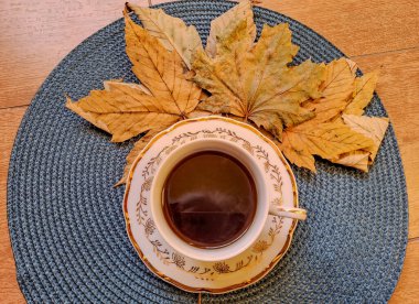  Sonbahar, sonbahar yaprakları, sıcak bir fincan kahve, çay, ahşap masa arkaplanı. Mevsimlik, sabah kahvesi, pazar dinlendirici ve hayat konsepti. Yüksek kalite fotoğraf