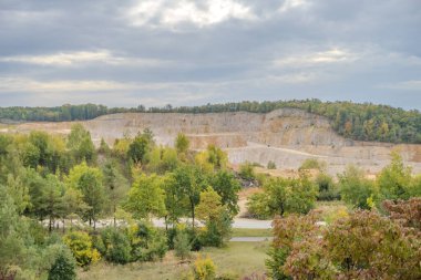 Beroun yakınlarında sonbahar havasında kum dağları olan geniş çaplı açılış mayınları. Çek malı. Yüksek kalite fotoğraf