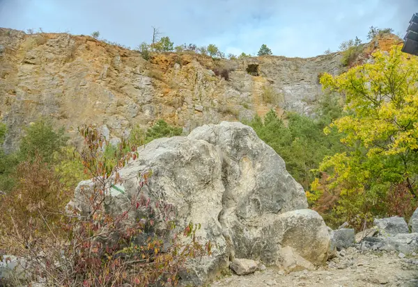 Çek Konepruske Mağaraları yakınlarındaki bir sonbahar gününde dağların ve kayaların güzel manzarası. Yüksek kalite fotoğraf