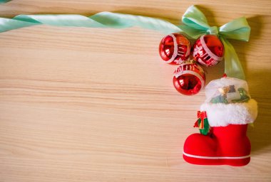 Noel aranjmanı, kırmızı süslemeler ve ahşap arka planda izole edilmiş ipek kurdeleler. Yazı için yer. Yüksek kalite fotoğraf