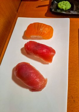 Somonlu taze Japon suşisi ve çubuklu susam. Yüksek kalite fotoğraf