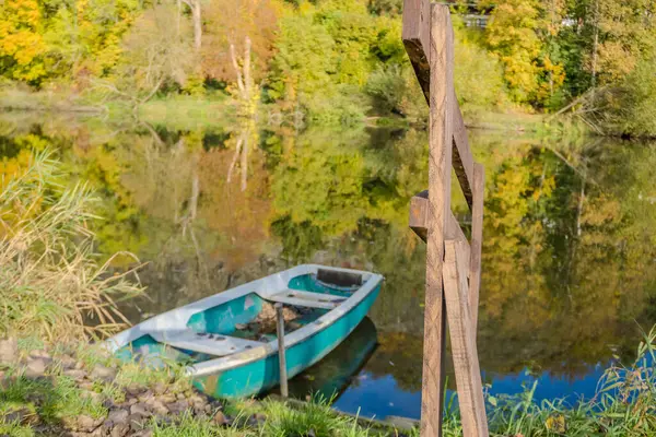 Berounka nehrinin güzel manzarası ve sonbahar mevsiminde tahta tekneler, orman ve dağlar, Zadni Treban. Çek Cumhuriyeti 'nden. Yüksek kalite fotoğraf