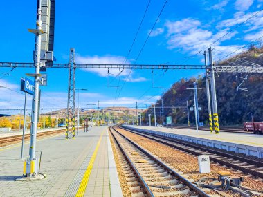 Beroun 'daki tren istasyonu yakınında güneşli bir sonbahar günü. Çek malı. Yüksek kalite fotoğraf