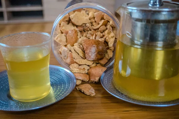 Kurumuş Hyphaene thebaica kabukları, doum palmiye suyu ve çay, sağlık için baskıyı dengeler ve bağışıklık sistemini güçlendirir. Yüksek kalite fotoğraf