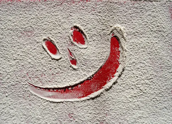 Mano Masculina Dibujando Dibujo Sonriente Cara Feliz Sobre Fondo Rojo — Foto de Stock