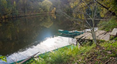 Berounka nehri ve sonbahar mevsiminde tahta tekneler, orman ve dağlar, Hlasna Treban. Çek Cumhuriyeti 'nden. Yüksek kalite fotoğraf