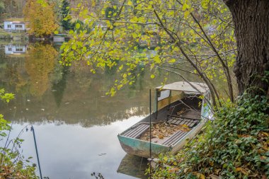 Berounka nehri ve sonbahar mevsiminde tahta tekneler, orman ve dağlar, Hlasna Treban. Çek Cumhuriyeti 'nden. Yüksek kalite fotoğraf