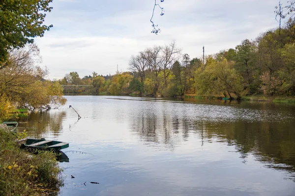 Berounka nehri ve sonbahar mevsiminde tahta tekneler, orman ve dağlar, Hlasna Treban. Çek Cumhuriyeti 'nden. Yüksek kalite fotoğraf