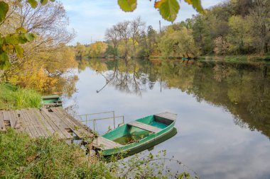 Berounka nehri ve sonbahar mevsiminde tahta tekneler, orman ve dağlar, Hlasna Treban. Çek Cumhuriyeti 'nden. Yüksek kalite fotoğraf