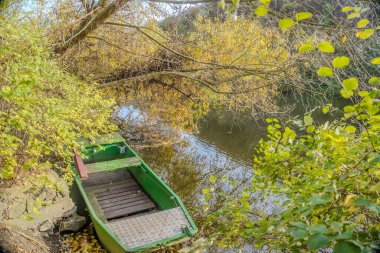 Berounka nehri ve sonbahar mevsiminde tahta tekneler, orman ve dağlar, Hlasna Treban. Çek Cumhuriyeti 'nden. Yüksek kalite fotoğraf