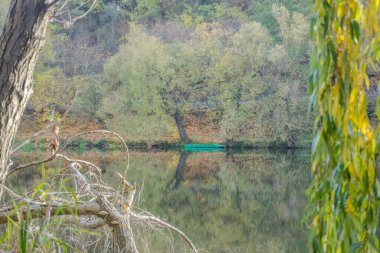 Berounka nehri ve sonbahar mevsiminde tahta tekneler, orman ve dağlar, Hlasna Treban. Çek Cumhuriyeti 'nden. Yüksek kalite fotoğraf