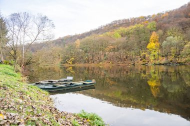 Berounka nehri ve sonbahar mevsiminde tahta tekneler, orman ve dağlar, Hlasna Treban. Çek Cumhuriyeti 'nden. Yüksek kalite fotoğraf