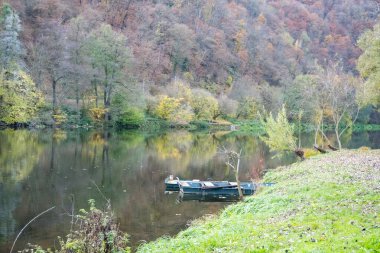 Berounka nehri ve sonbahar mevsiminde tahta tekneler, orman ve dağlar, Hlasna Treban. Çek Cumhuriyeti 'nden. Yüksek kalite fotoğraf