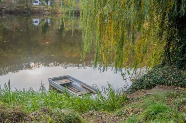 Berounka nehri ve sonbahar mevsiminde tahta tekneler, orman ve dağlar, Hlasna Treban. Çek Cumhuriyeti 'nden. Yüksek kalite fotoğraf