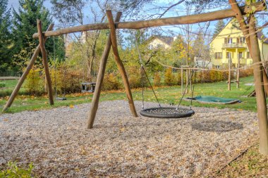 Hlasna Treban- Çek- 9 Kasım 2023: oyun parklarında mutlu, neşeli bir aile. Yüksek kalite fotoğraf