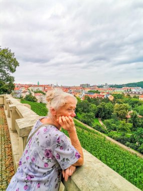 Prag 'ın güzel arka planında turist olan kadın. Prag 'da gezintiye çıkmış yaşlı bir kadın. Yüksek kalite fotoğraf