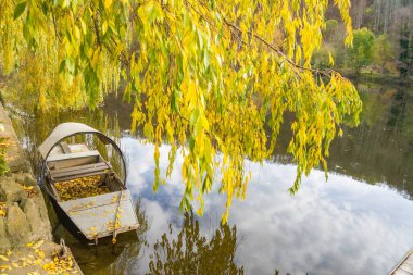 Berounka nehri ve sonbahar mevsiminde tahta tekneler, orman ve dağlar, Hlasna Treban. Çek Cumhuriyeti 'nden. Yüksek kalite fotoğraf